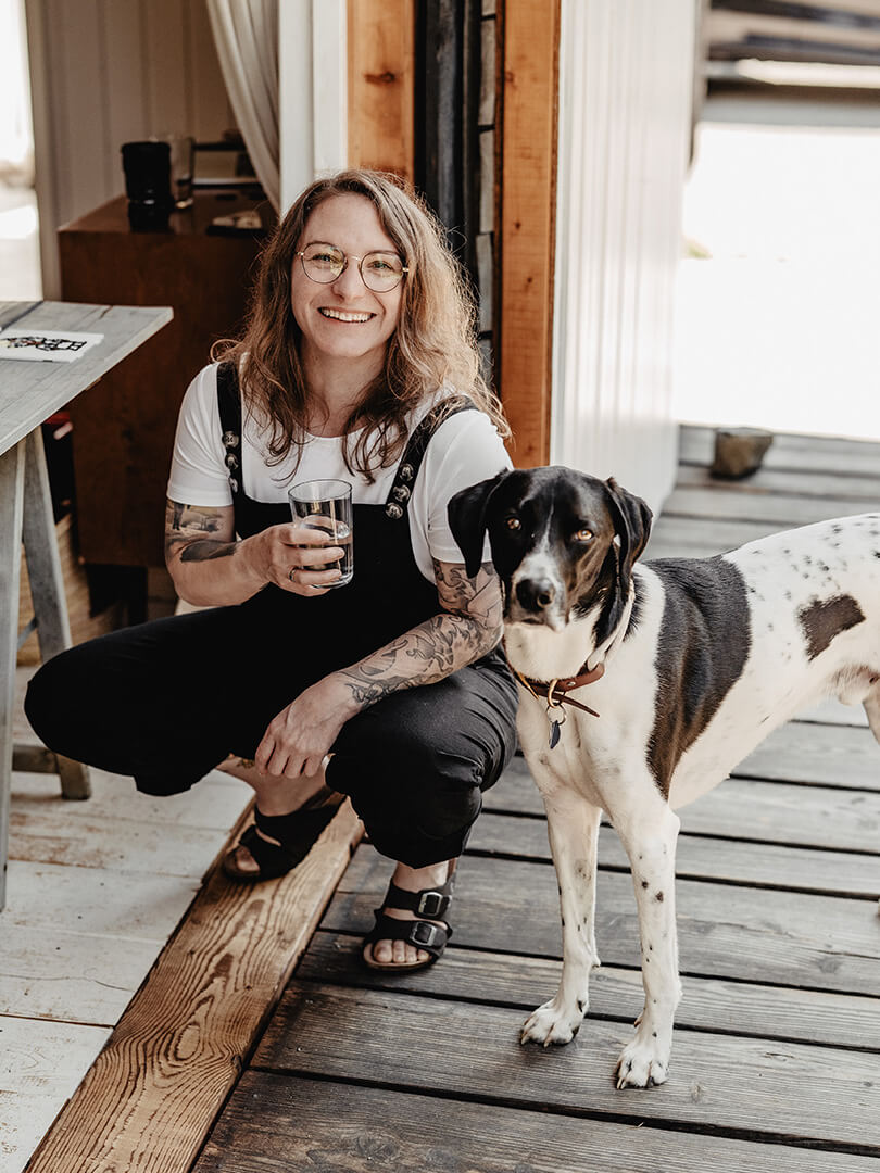 Ina Preuß, Pollypixelt, lachend in der Hocke, zusammen mit einem freundlich dreinblickenden Hund Ina Preuß, Pollypixelt, lachend in der Hocke, zusammen mit einem freundlich dreinblickenden Hund