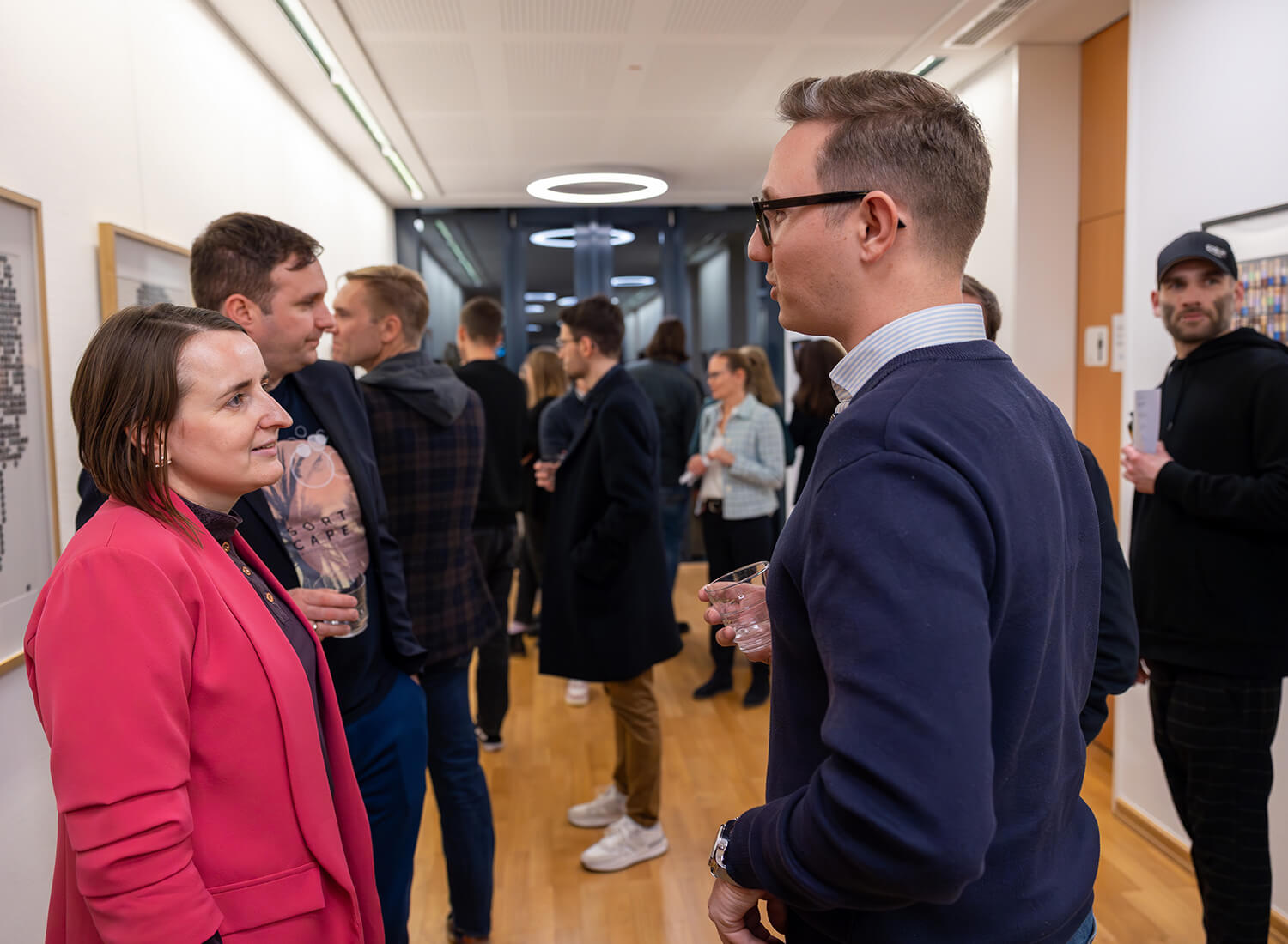 Zwei Personen unterhalten sich angeregt vor einem Werk Zwei Personen unterhalten sich angeregt vor einem Werk