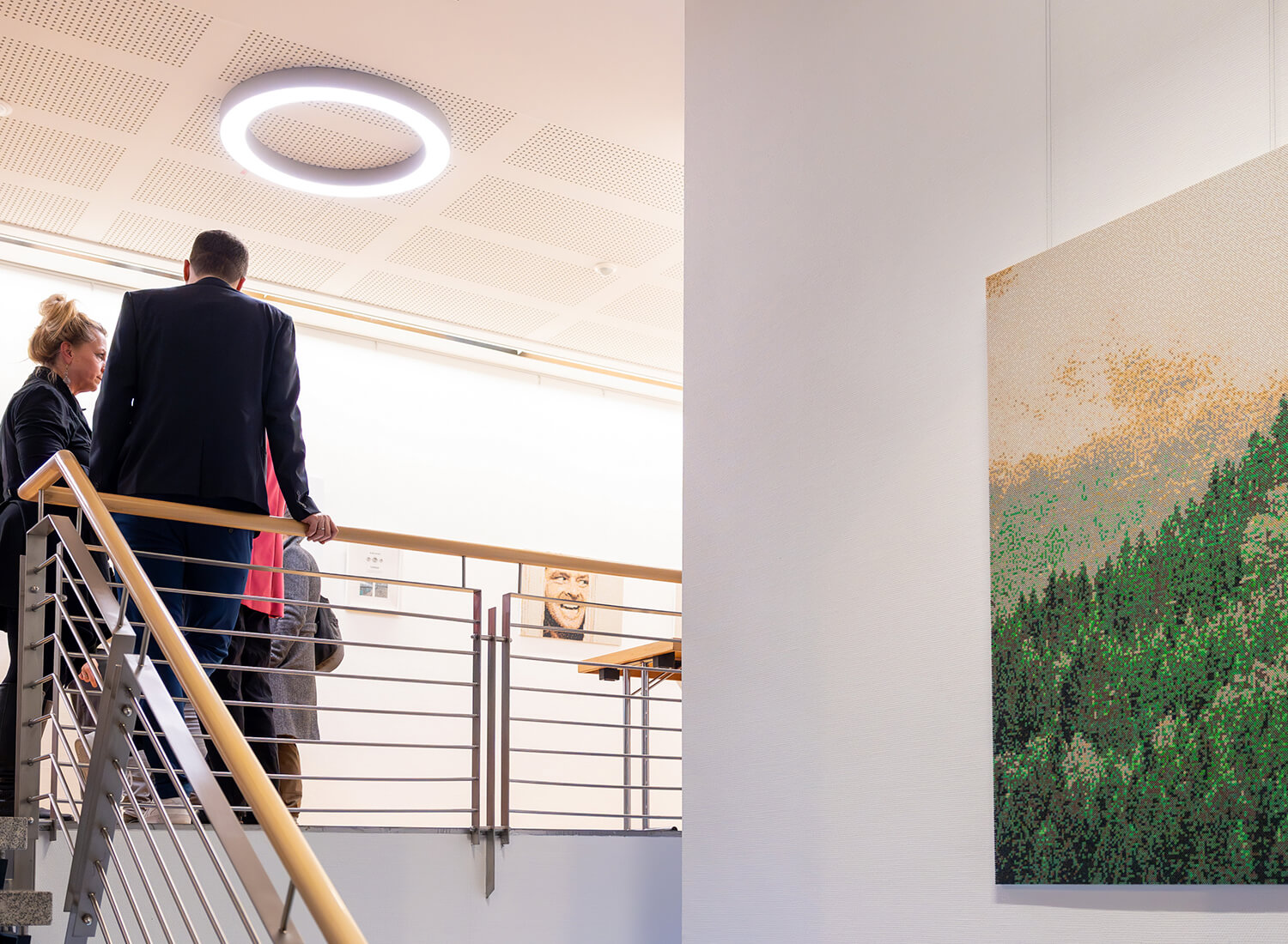 Aufnahme in den Aufgang des Gebäudes mit einem Werk an der Wand welches den siegerländer Wald darstellt. Aufnahme in den Aufgang des Gebäudes mit einem Werk an der Wand welches den siegerländer Wald darstellt.