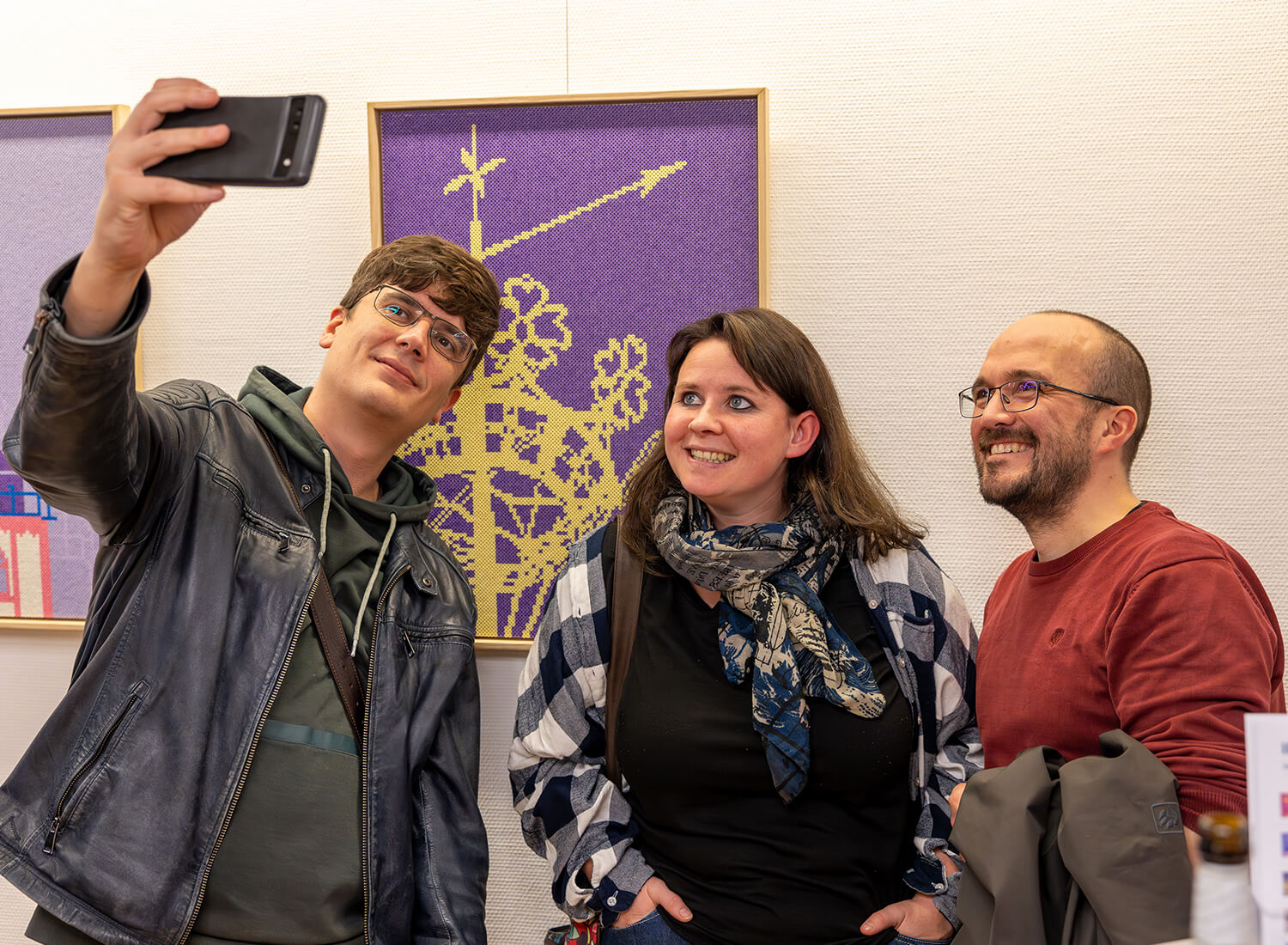 Drei Personen machen ein Selfie vor einem Werk welches die Stadt Siegen zum Thema hat und das Stilisierte Wahrzeichen der Stadt - das Krönchen - darstellt Drei Personen machen ein Selfie vor einem Werk welches die Stadt Siegen zum Thema hat und das Stilisierte Wahrzeichen der Stadt - das Krönchen - darstellt