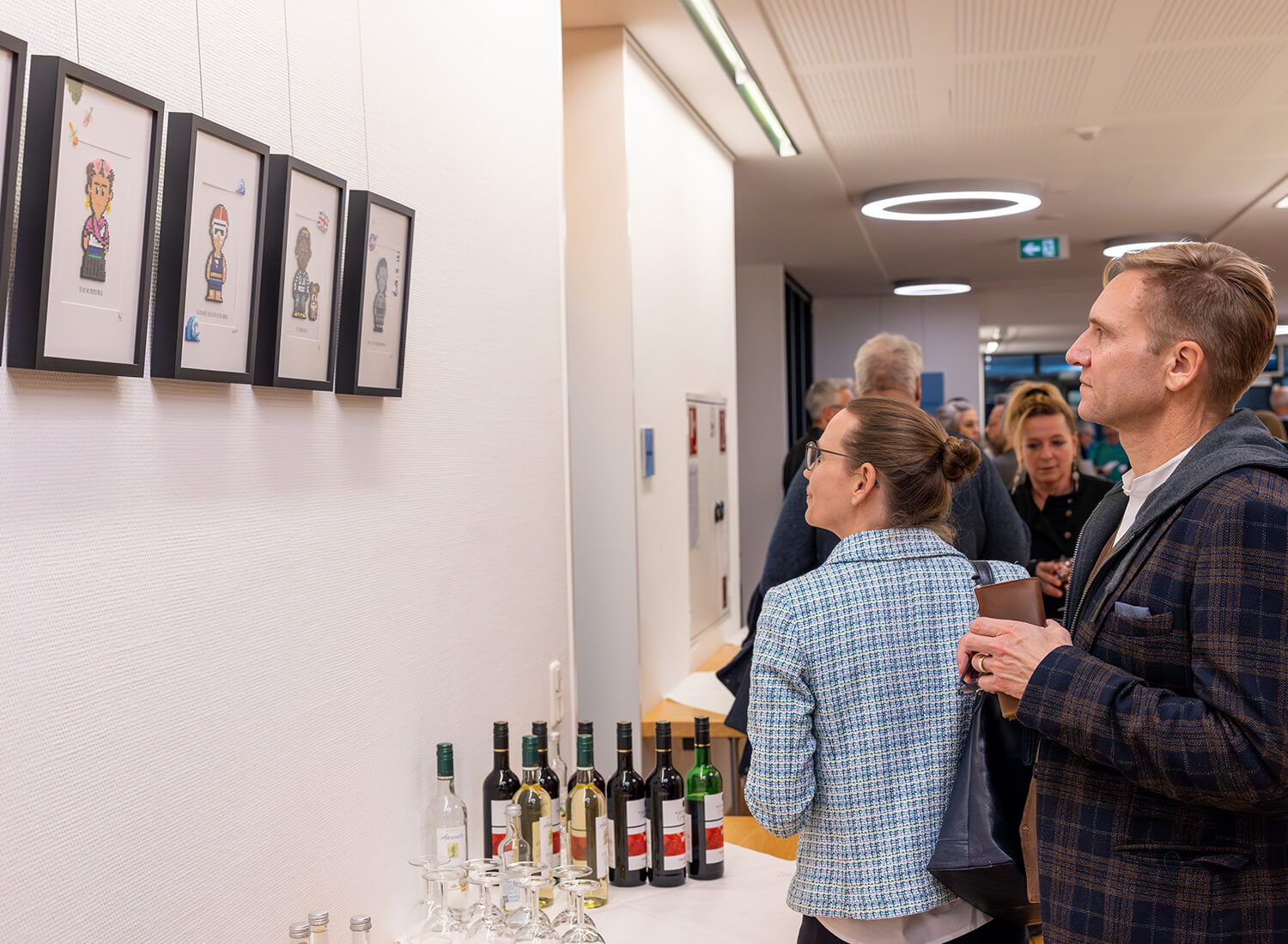 Zwei Personen betrachten die Pixel-Ikonen. Einer Besonderen Reihe von Werken die echten Ikonen nachempfunden sind Zwei Personen betrachten die Pixel-Ikonen. Einer Besonderen Reihe von Werken die echten Ikonen nachempfunden sind