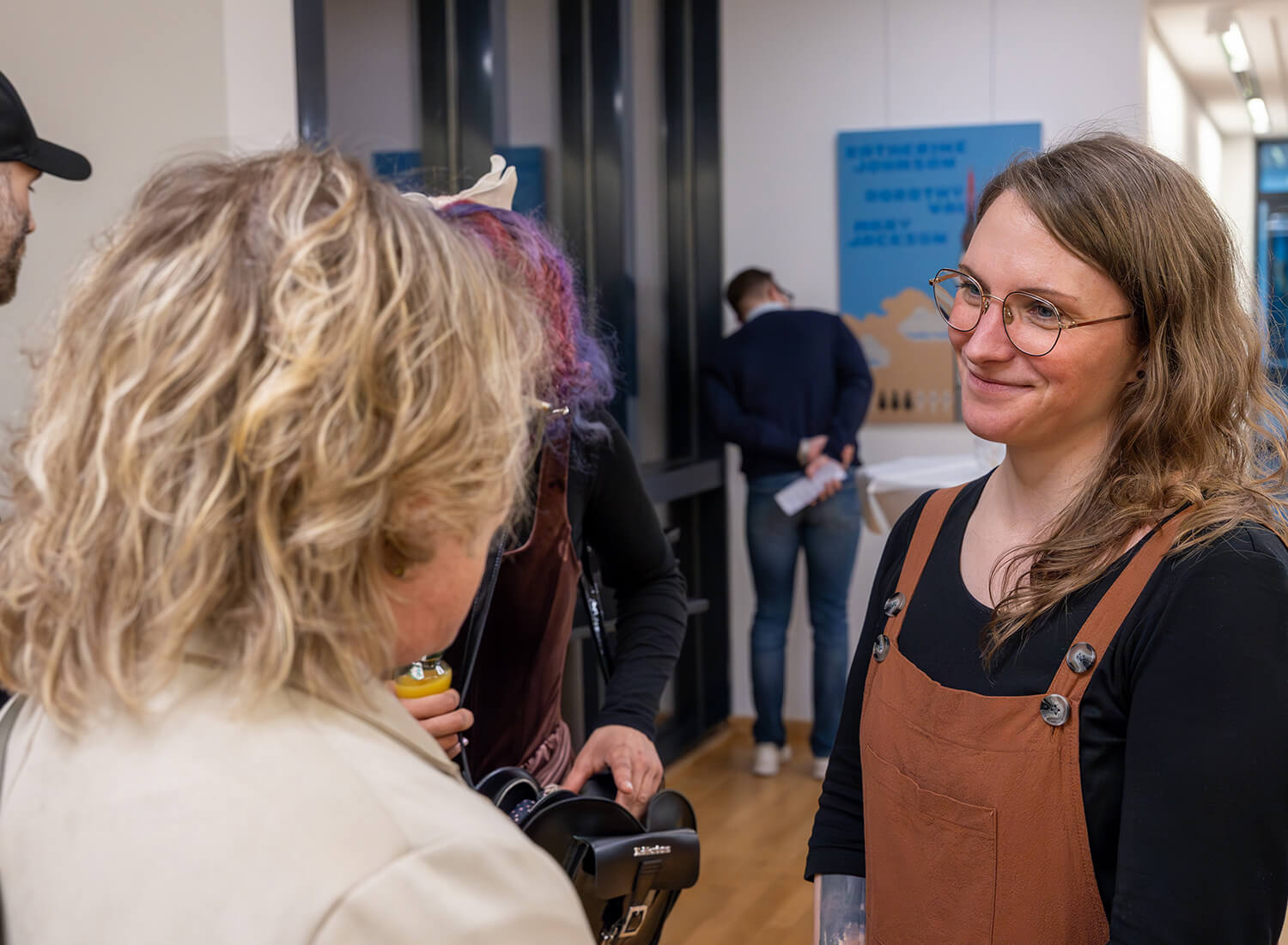 Die Künstlerin Ina Preuß im Dialog mit einer Besucherin Die Künstlerin Ina Preuß im Dialog mit einer Besucherin