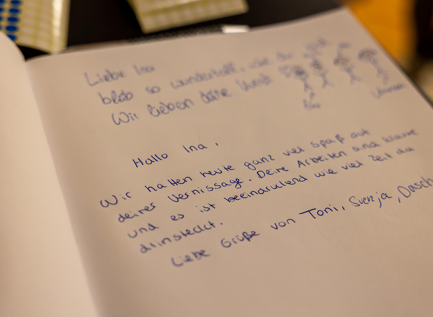 Nahaufnahme aus dem Gästebuch der Vernissage Nahaufnahme aus dem Gästebuch der Vernissage