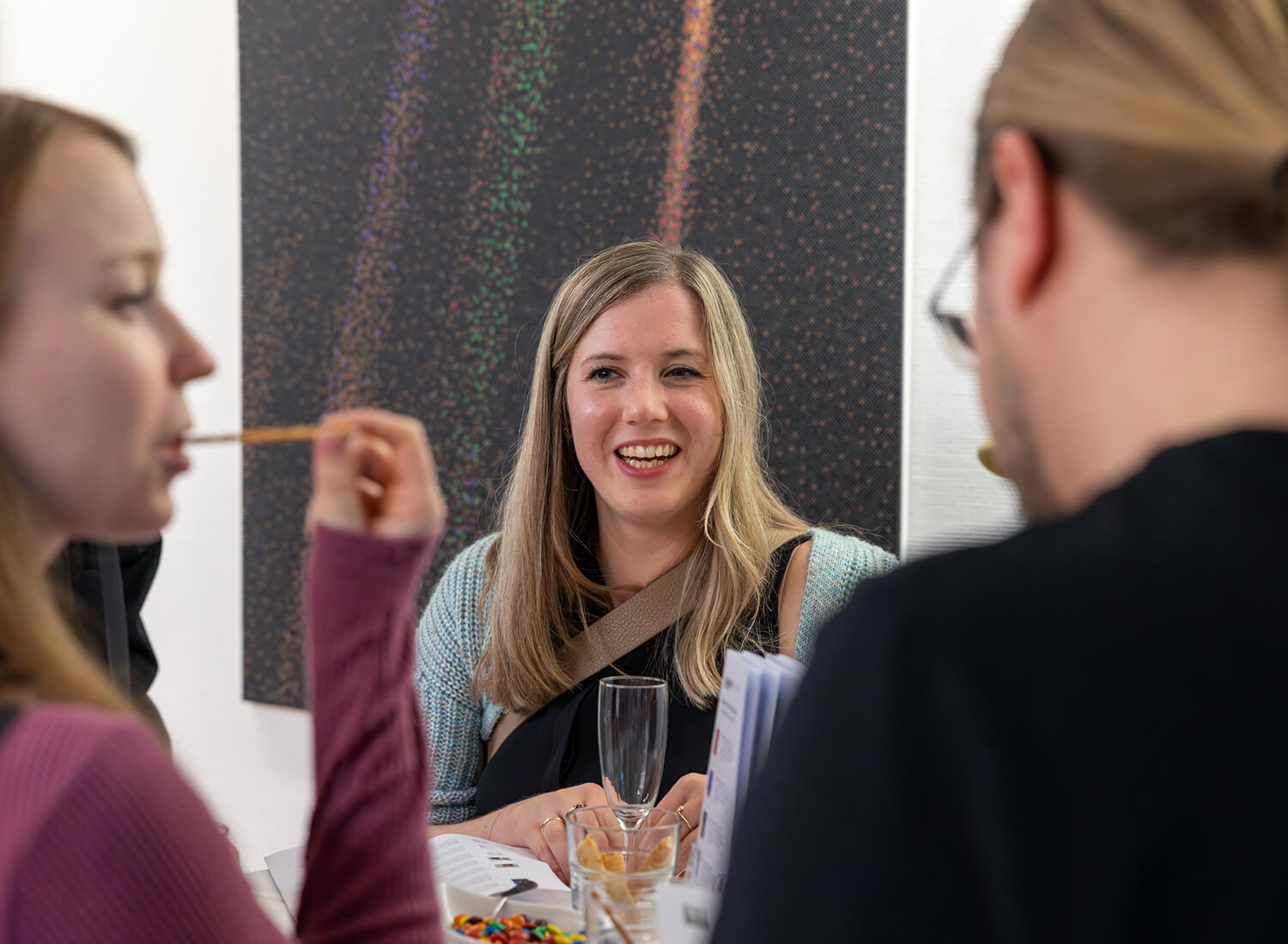 Drei Personen unterhalten sich vor dem Werk welches den Pale Blue Dot darstellt Drei Personen unterhalten sich vor dem Werk welches den Pale Blue Dot darstellt