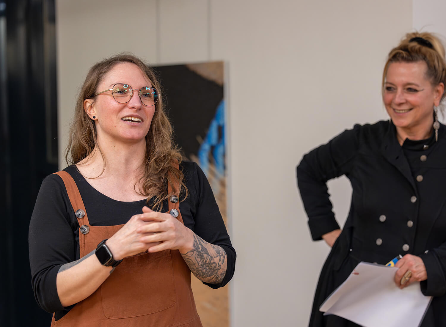 Die Künstlerin Ina Preuß und die Kuratorin der Ausstellung bei der Eröffnungsrede Die Künstlerin Ina Preuß und die Kuratorin der Ausstellung bei der Eröffnungsrede