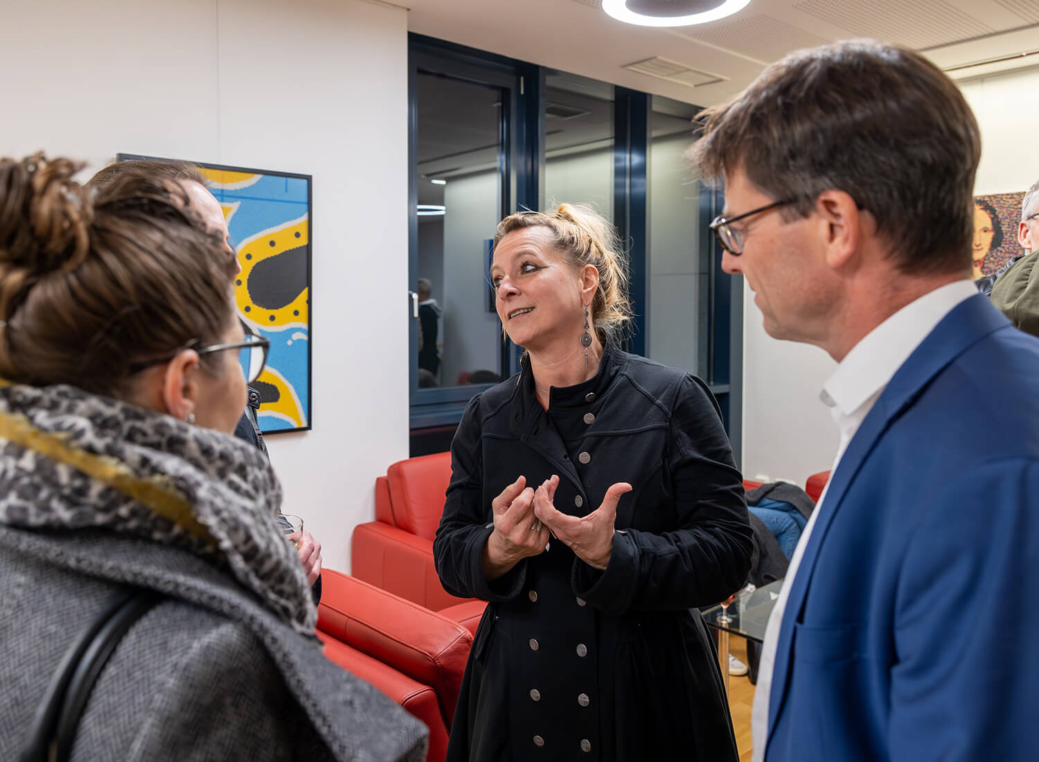 Drei Personen im Gespräch Drei Personen im Gespräch